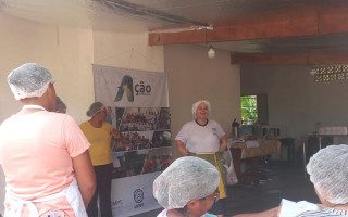 Primeira aula prática do curso de salgadeiro na comunidade Fonte de Luz